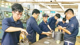 Sinh viên ngành Cơ khí Trường ĐH Sư phạm Kỹ thuật TPHCM trong giờ học thực hành
