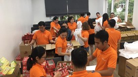 Trao tặng hàng ngàn phần quà cho trẻ em, người già neo đơn