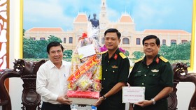 Chủ tịch UBND TPHCM Nguyễn Thành Phong thăm, chúc tết các đơn vị và người dân