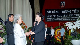 Chủ tịch Quốc hội Nguyễn Thị Kim Ngân chia buồn cùng gia đình đồng chí Nguyễn Thị Thu. Ảnh: HOÀNG HÙNG