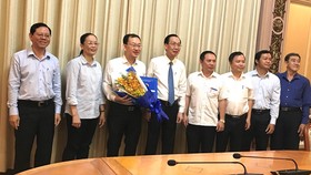 Phó Chủ tịch Thường trực UBND TPHCM Lê Thanh Liêm trao quyết định điều động cán bộ