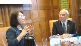 Bà Heidi Wang, đại diện Hội đồng Thành phố Copenhagen chào mừng Đoàn Đại biểu Quốc hội TPHCM tới thăm, làm việc với Ủy ban Chăm sóc xã hội của Hội đồng Thành phố Copenhagen - Đan Mạch