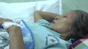 Một trong số các nạn nhân bị ong đốt phải nhập viện cấp cứu