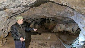 Ông Nguyễn Văn Bình tại hang Đền Mẫu, Đồng Đăng, Lạng Sơn, nơi mà cách đây 40 năm là nơi trú ẩn của hơn 500 người dân trước quân địch