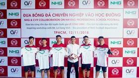 Football forwarder Cong Vinh took a photo with participants of the program
