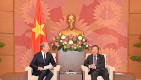 National Assembly Vice Chairman Phung Quoc Hien (R) receives Pfizer Group's Regional President for Asia and Emerging Markets Pierre Gaudreault (Source: VNA)