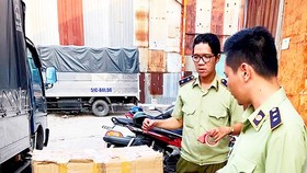 Market managers seize unclear cosmetic products, apparel