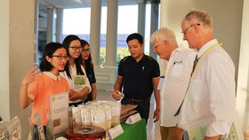 Delegates visit a booth displaying organic products on the sidelines of the forum. (Photo: VNA)