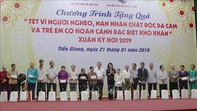 At the programme to present Tet gift packages to poor households and AO/dioxin victims in Tien Giang province (Photo: VNA)