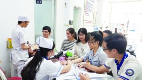 Nguyen Van Huong scholarship recipients are examining patients (Photo: SGGP)