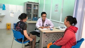 A doctor is examining patients to verify their disabilities before taking the free course of physical therapy (Photo: SGGP)