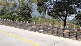 Tyre wall in Lo Xo Mountain Pass ( Photo: SGGP)
