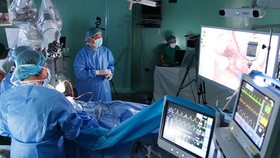 Vietnamese surgeons make hallmark in first robotically assisted brain surgery
