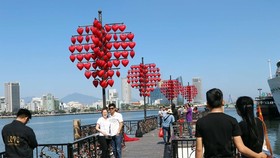 From the bridge, tourists can have a full view of Da Nang city on the Han river (Source: VNA)