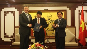 U.S. Ambassador to Vietnam Daniel J. Kritenbrink delivers letter from FAA to Director General of Civil Aviation Authority of Vietnam, Dinh Viet Thang and congratulates Vietnam on achieving a Category 1 aviation safety rating (photo: Courtesy of the US Emb