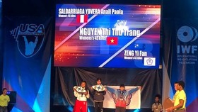 Female weightlifter Nguyen Thi Thu Trang (middle) on the podium. (Photo: anninhthudo.vn)