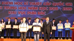 At the awarding ceremony (Photo: SGGP)