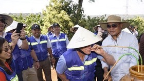 Vietnam's Tourism Ambassador Greg Norman tries ruou can (wine drunk from a jar through pipes) in the Central Highlands province of Dak Lak (Photo: vnexpress.net)