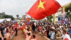 Tug-of-war is typically held near a communal house or shrine, two teams on either end of a rope try to tug it from the other. (Photo: nhandan.com.vn)