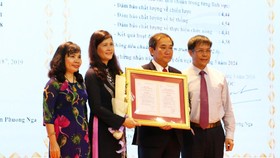 Prof. Doctor Nguyen Phuong Nga, Director of CEA-AVU&C award certificate of institutional accreditation for People’s Teacher Ho Thanh Phong, Hong Bang University’s Principal and Dr. Nguyen Thi Thu Ha, Assistant Principal of Hong Bang University