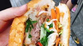 The episode will also take a look at Vietnamese sandwich banh mi. — Photo foody.vn