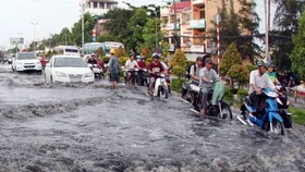 Kinh Duong Vuong street in HCM City's District 5 under water after heavy rain. (Photo: VNA)