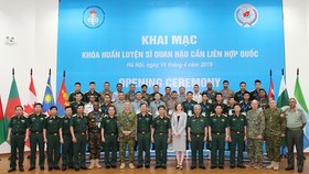 Participants in the opening ceremony of the training course pose for a photo (Photo: VNA)