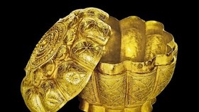 Golden lotus-flower-shaped box at Ngoa Van Pagoda on Yen Tu Mountain (Photo: VNA)