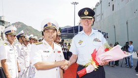 Navy Captain Do Minh of Naval Zone 4 welcomed Air Commodore Richard Owen-Commander Joint Task Force 661-Indo Pacific Endeavour 19 to Vietnam with HMAS Canberra and HMAS Newcastle (Photo: Coutersy of Australian Embassy)