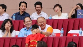 Coach Park Hang-seo (middle) seen in the exchange in Phu Tho province (Photo: VNA)
