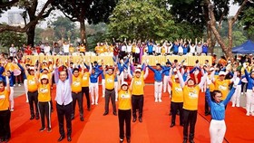 Health Minsiter Tien does exercise with WHO representative in Vietnam and young people (Photo: SGGP)