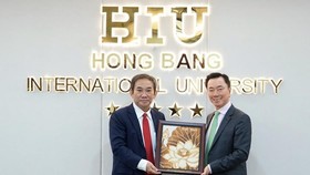 Vietnamese Ambassador to India Pham Sanh Chau (right) and HIU Principal Professor Ho Thanh Phong pose for a photograph
