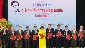 Deputy Prime Minister Vu Duc Dam honored winners of the Tran Dai Nghia Awards 2019