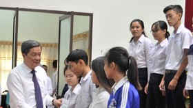 250 scholarships given to good, poor students in Can Tho