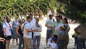 travel agents which employ foreign guide in Vietnam or use fake tourist guide card or its tourist guides providing wrong information distorting history and the country’s sovereignty will be fined VND90 million (Photo: SGGP)