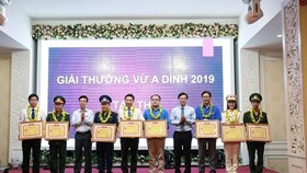 The Vu A Dinh Award 2019 is presented at a ceremony in Hanoi on May 22 (Photo: tienphong.vn)