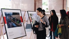 University students look at a photo exhibition on air pollution in Vietnam's big cities (Photo courtesy of CHANGE)
