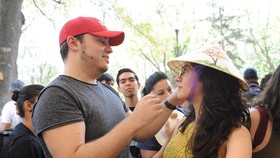 A foreigner wears Vietnamese conical hat. (Photo: VNA)
