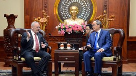 Politburo member and Secretary of the Ho Chi Minh City Party Committee Nguyen Thien Nhan (R) meets with received Senior Vice President of the US-ASEAN Business Council Michael Michalak on June 17 (Photo: SGGP)