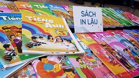 It's hard to know what are legal books and pirated books (Photo: SGGP)