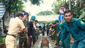 Rural residents contribute assistance to bridge construction