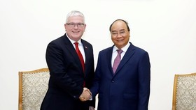 Prime Minister Nguyen Xuan Phuc (R) and Australian Ambassador Craig Chittick (Photo: VNA)