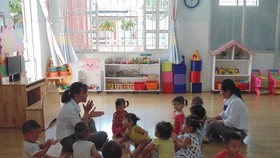 Teachers and kids of Hoa Phuong Preschool in BInh Chanh DIstrict, one of shools in the district keep workers' children (PHoto: SGGP)