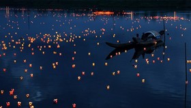 More than 15,000 lanterns were lighted up on Thach Han river in Quang Tri province (Photo: tinhuyquangtri.vn)