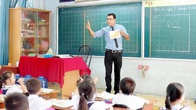 A foregin teacher is teaching In An Hoi Primary School (Photo: SGGP)