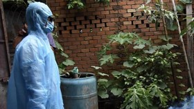 A medical worker sprays chemical to kill mosquiots and its larva (Photo: SGGP)