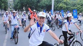 Participants of the ASEAN Family Day 2019 in Hanoi cycle together (Photo: VNA)