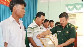 Vietnamese fishermen awarded for saving Philippine sailors