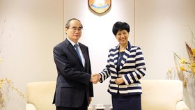 Secretary of the Ho Chi Minh City Party Committee Nguyen Thien Nhan shakes hand with Second Minister for Education of Singapore Indranee Rajah (Photo: SGGP)