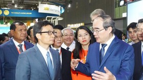 Deputy Prime Minister Vu Duc Dam (Left) and Party Chief Nguyen Thien Nhan ( Right) at the event (PHoto: SGGP)